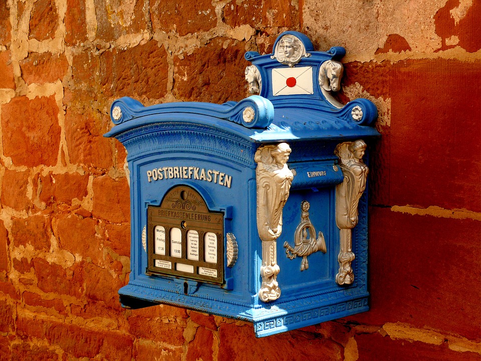 a picture showing a mailbox